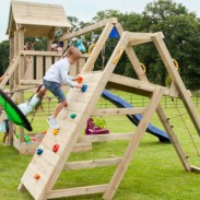 Das Anbauelement @Challenger niedrig wird inklusive bunter Klettersteine geliefert
