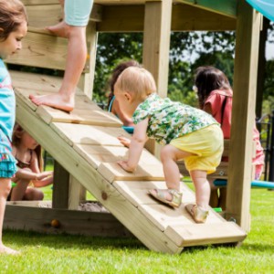 Spielgerät Cascade ist ausgestattet mit ein Kletterbrett