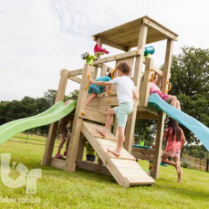 Spielgerät Cascade ist ausgestattet mit 2 Rutschen