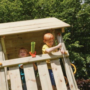 Spielturm Kiosk aus Holz wird ohne abgebildetes Zubehör geliefert