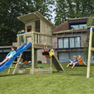 Der hohe Beach-Hut-Spielturm wird inklusive Montageset geliefert.