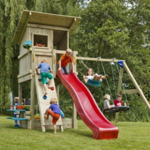 Der hohe Beach-Hut-Spielturm wird ohne die abgebildeten Zubehörteile geliefert.