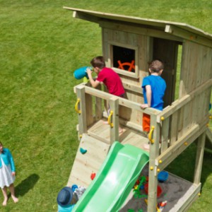 Der hohe Beach-Hut-Holzspielturm wird ohne Kletterwand geliefert.