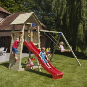 Das Spielgerät Belvedere Hoch wird mit einem Holzschaukelgestell geliefert.