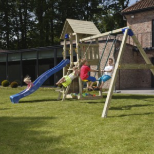 Das Holzspielgerät Belvedere Hoch wird mit einem Montageset geliefert