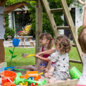 Unter dem hohen Pagoda-Spielturm ist Platz für einen Sandkasten.