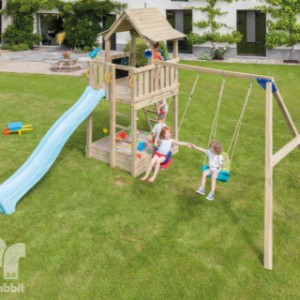Der hohe Pagoda-Spielturm wird als maßgerecht zugeschnittenes Holzpaket geliefert.