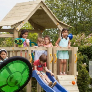 Der hohe Pagoda-Spielturm wird ohne Schaukelsitze geliefert.
