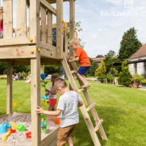 Der hohe Pagoda-Spielturm wird inklusive Montageset geliefert.
