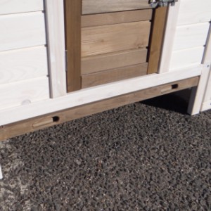 Der Hühnerstall Ambiance Small ist mit einer praktischen Schublade ausgestattet
