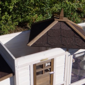 Der Hühnerstall Ambiance Small hat ein aufnehmbares Dach