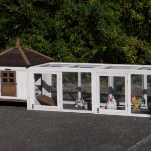 Die Auslaüfe von Hühnerstall Ambiance Small sind ausgestattet mit ein Gitterdach