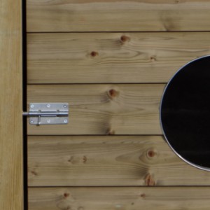 Der Schlafraum von der Hundezwinger Roxy ist ausgestattet mit ein Tür aus Holz