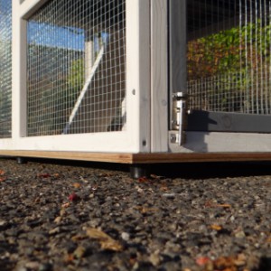 Die Plattform besteht aus 15 mm starkem Betonplex und ist mit Gummifüßen ausgestattet