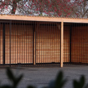 Zwinger schwarz mit isolierter Hundehütte