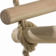 Stabile Seilverbindung mit Holzsprossen für eine langlebige Strickleiter