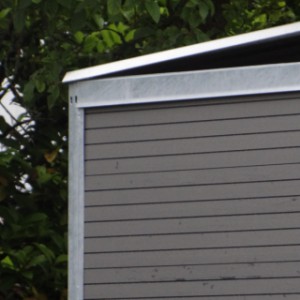 Der Hundezwinger ist ausgestattet mit ein Aluminum Dach