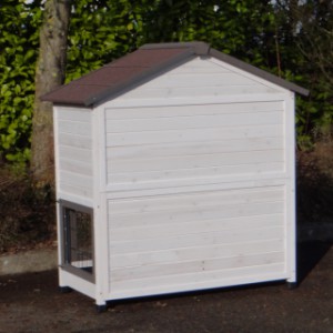 Eben gucken an der Rückseite von der Stall aus Holz