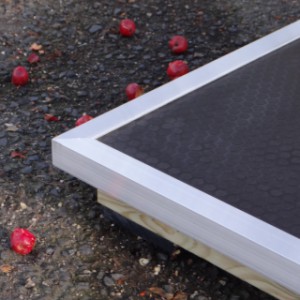 Die Terrasse ist mit einer Aluminiumkante versehen, um das Beißen zu verhindern.