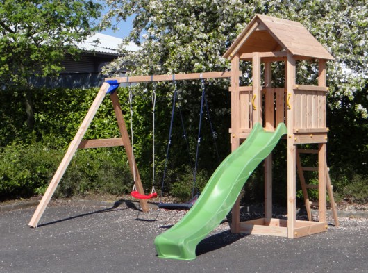 Spielgerät Kiosk 120 mit Rutsche und Schaukel | Douglasien
