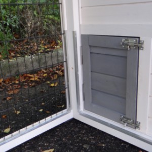 Der Kaninchenstall Double Small hat ein abschließbares Schlafraum