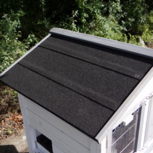 Hühnerstall Double Small ist ausgestattet mit schwarze Dachpappe