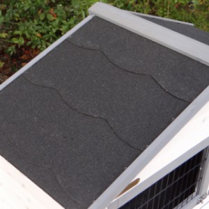 Das Dach von Kaninchenstall Regular Small ist ausgestattet mit Dachpappe