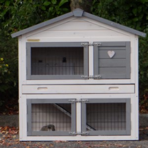Der Kaninchenstall Regular Small ist herstellt aus Kiefernholz