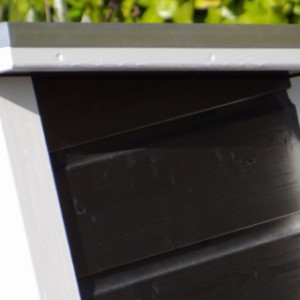 Das Dach von Hundehütte Ferro ist ausgestattet mit ein Aluminium Streife