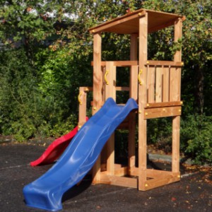 Spieltürme aus Holz Cascade wird geliefert mit 2 Kunststoff Rutschen