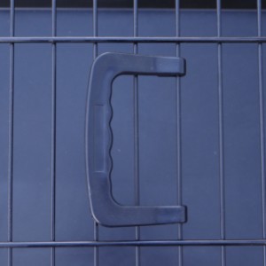 Der Käfig L ist ausgestattet mit ein herausnehmare Kunststoff Lade