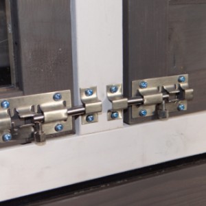 Der Kaninchenstall Prestige Small ist mit doppelten Schiebeschlössern ausgestattet