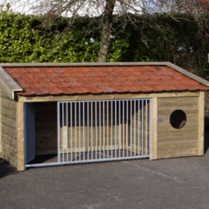 Hundehütte Roxy hat ein Tür im Gitterpaneel