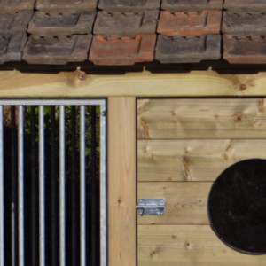 Das Fenster vom Schlafraum ist ausgestattet mit Plexiglas