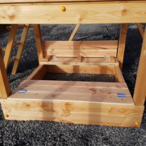 Sandkastenabdeckung Luxe hat 2 klappbare Bänke; 1 mit Rückenlehne und 1 ohne