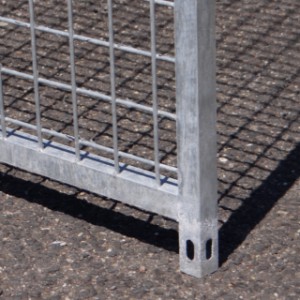 Der Welpenzwinger steht auf Füßen